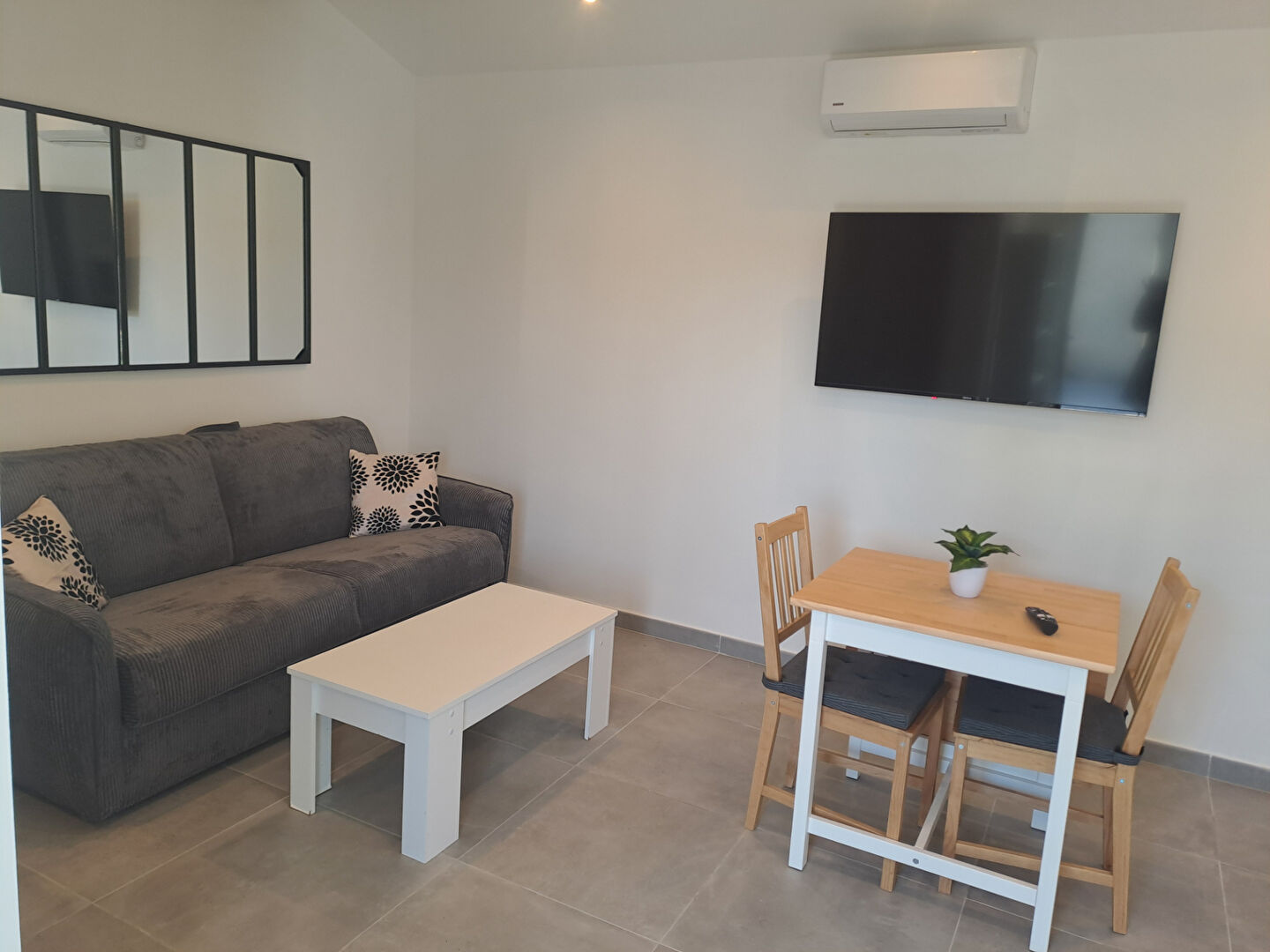 Photo STUDIO Neuf entièrement meublé avec petite terrasse et place de stationnement. image 2/6