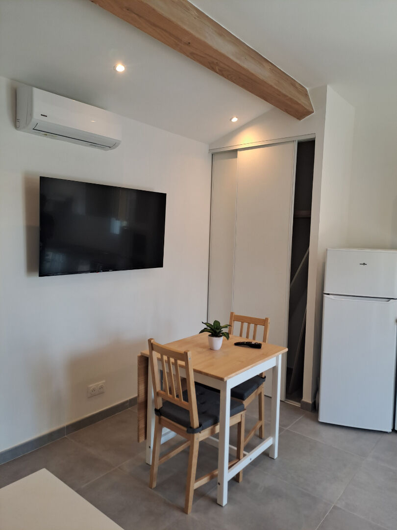 Photo STUDIO Neuf entièrement meublé avec petite terrasse et place de stationnement. image 4/6