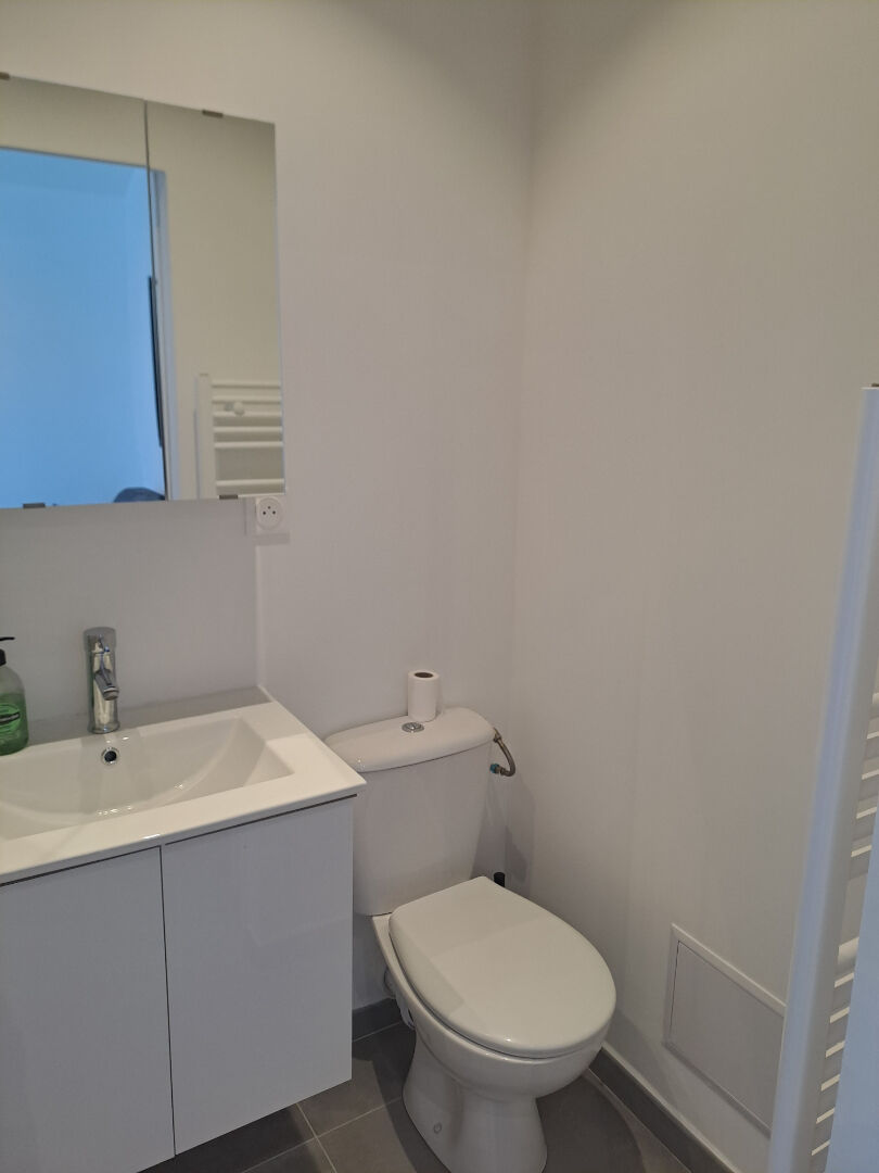 Photo STUDIO Neuf entièrement meublé avec petite terrasse et place de stationnement. image 5/6