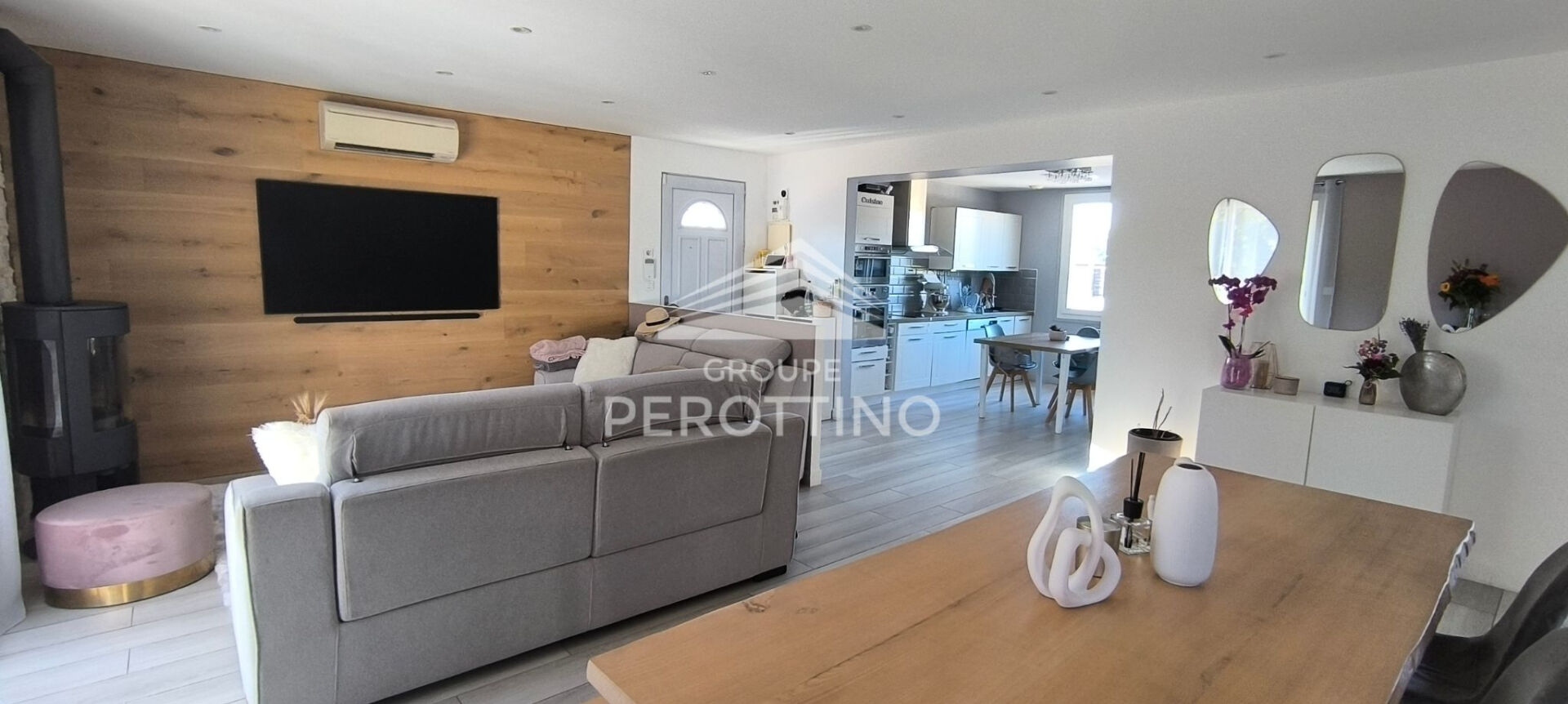 Haut de villa en duplex avec piscine, terrasse et dépendance