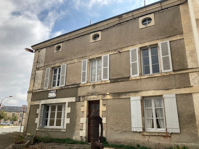 Photo Bourg LA PUYE  - vaste maison avec grange image 1/6