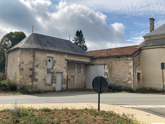 Photo Bourg LA PUYE  - vaste maison avec grange image 2/6