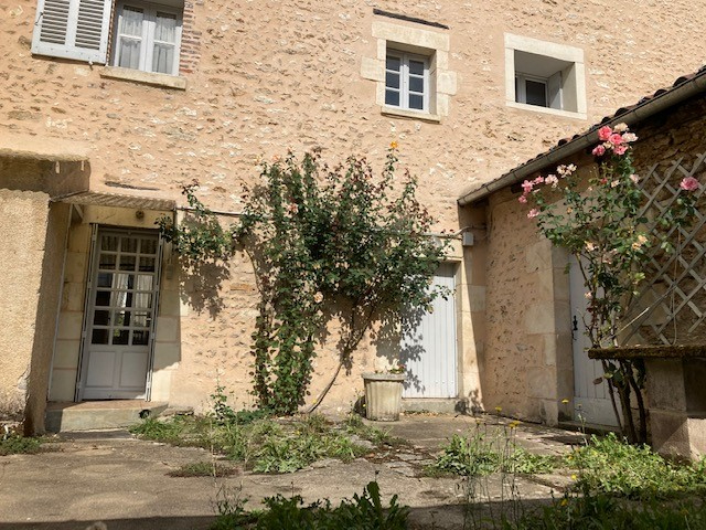 Photo Bourg LA PUYE  - vaste maison avec grange image 3/6