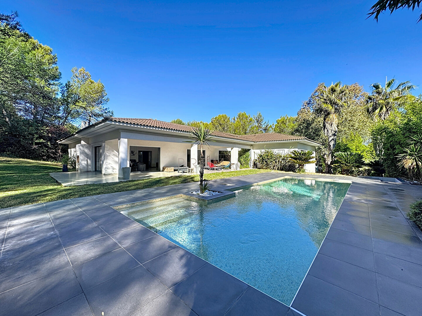 Villa contemporaine de prestige au coeur du Parc des Vautes