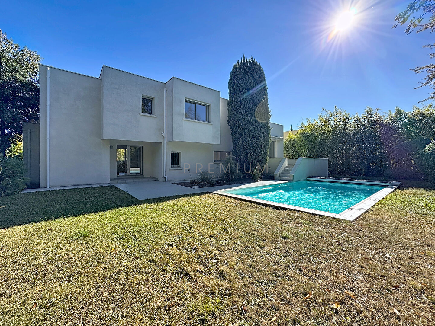 Photo Élégante villa d'architecte aux volumes contemporains et jardin paysager image 1/6