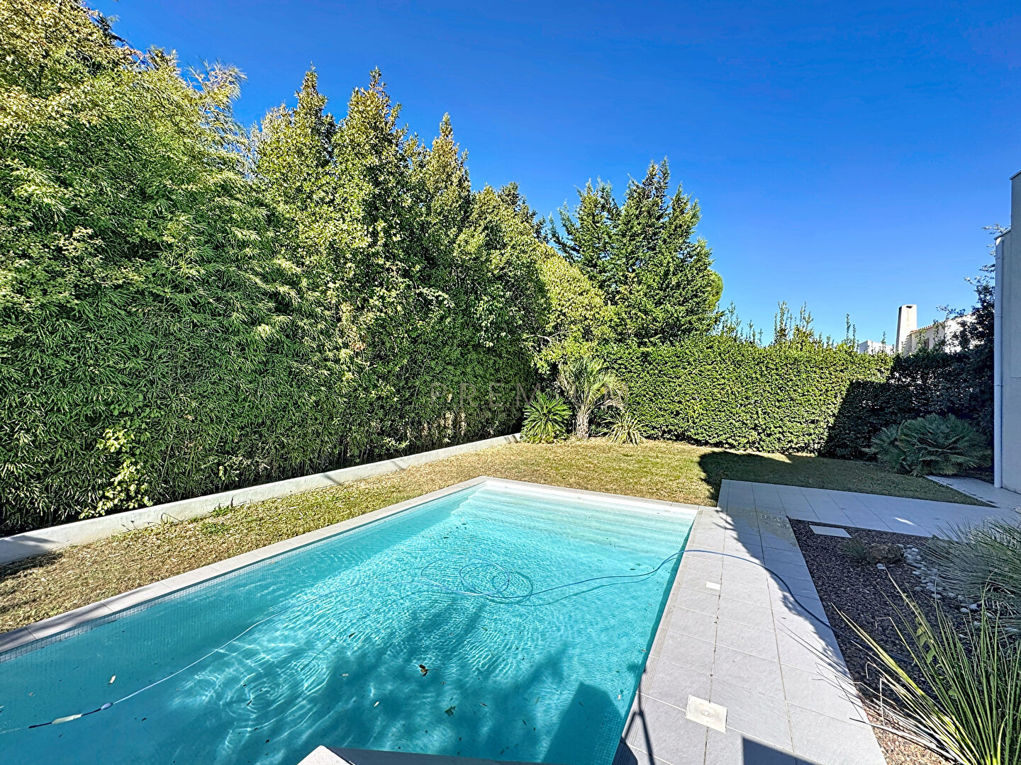 Photo Élégante villa d'architecte aux volumes contemporains et jardin paysager image 2/6