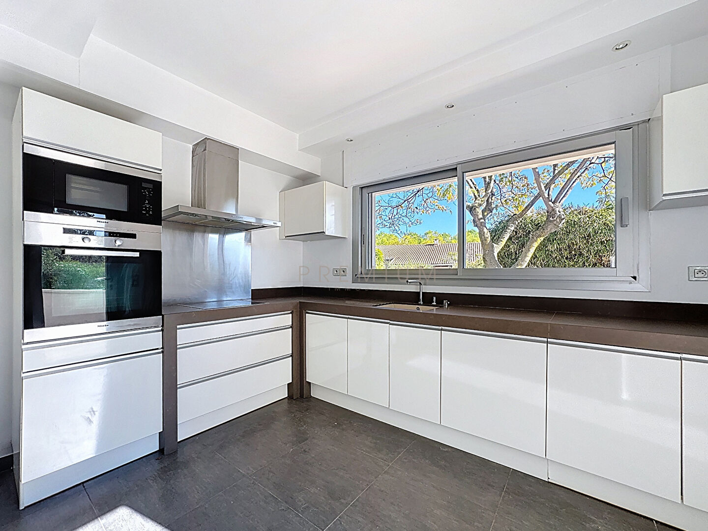 Photo Élégante villa d'architecte aux volumes contemporains et jardin paysager image 5/6