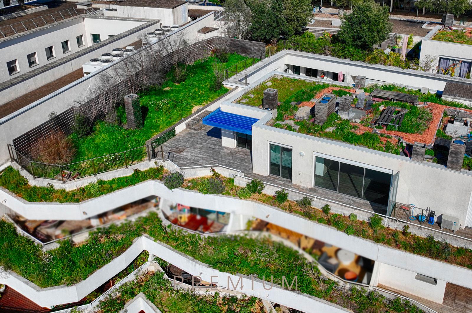 Photo Rooftop Exclusif avec Jardin Suspendu & Vue Dégagée image 1/6
