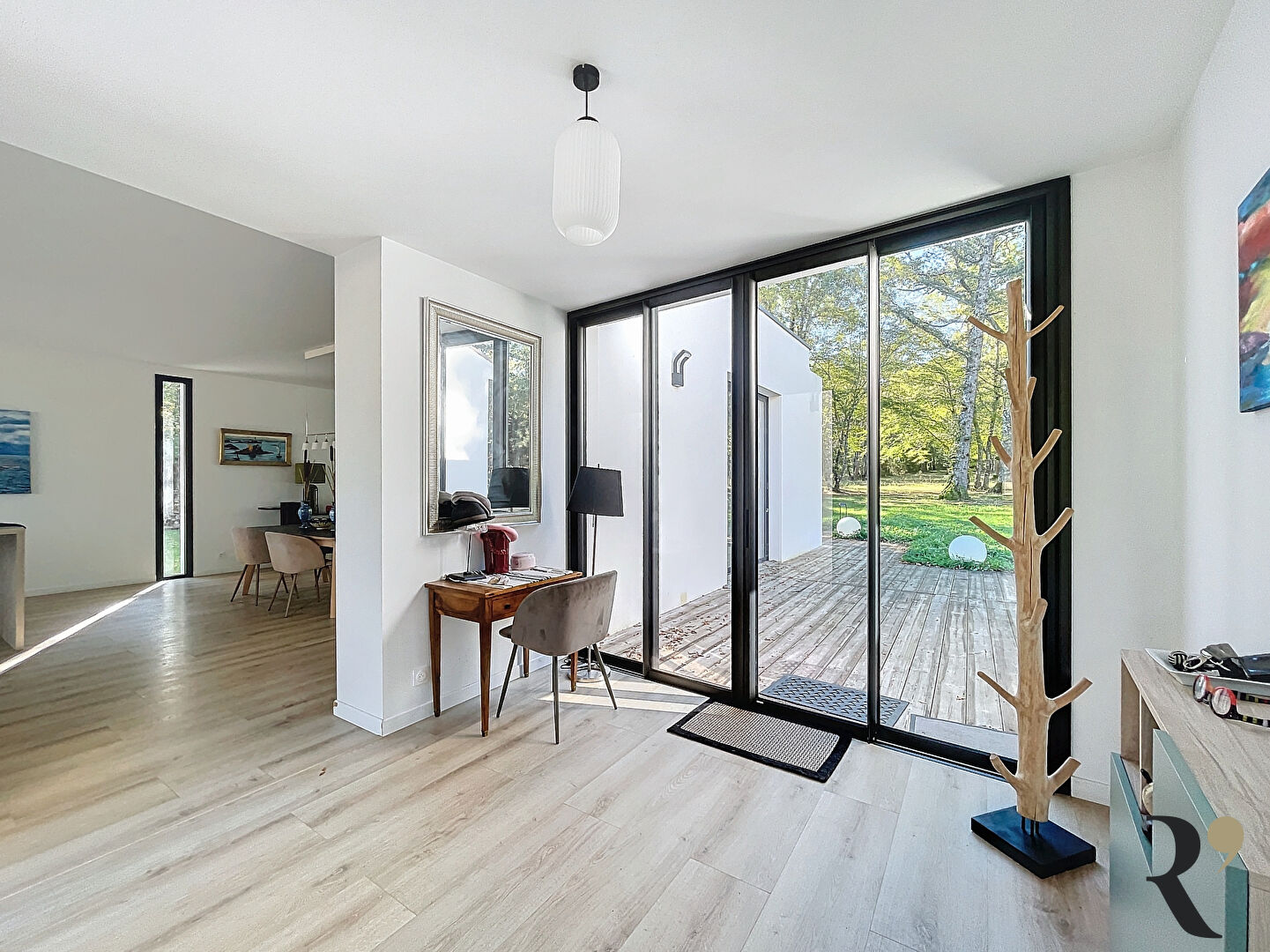 Photo Superbe maison contemporaine 5 pièces de 200m2 sur une parcelle boisée classée de 12439m2 image 4/6