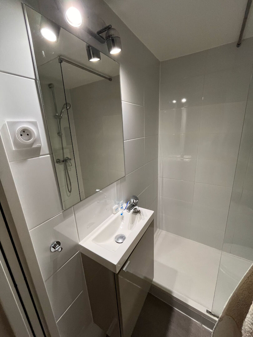 Image 5 de Location Appartement 12m2 PARIS 9