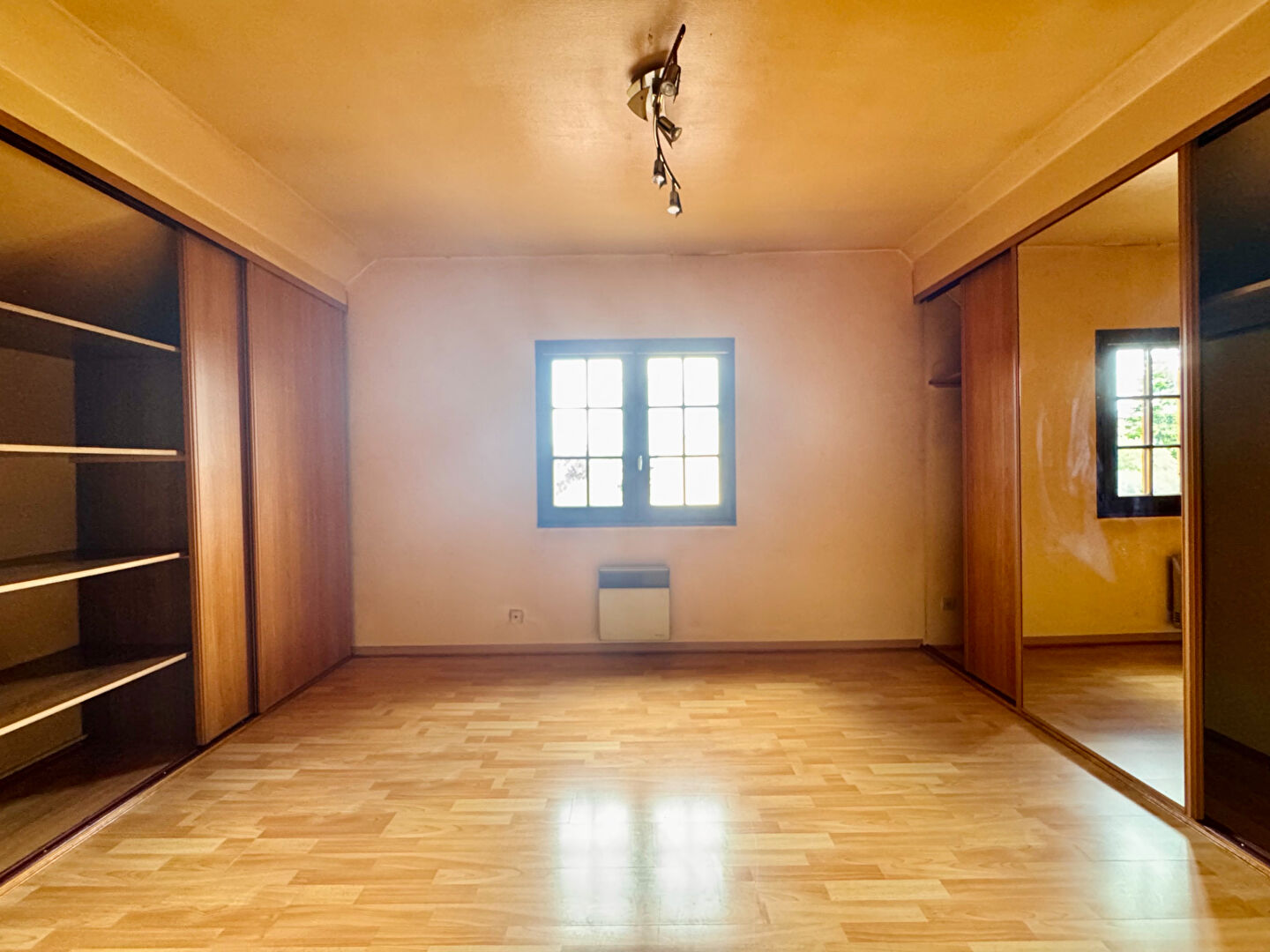 Photo Maison familiale à conforter - 5 chambres - chauffage électrique + insert - garage 38 m2 image 4/6