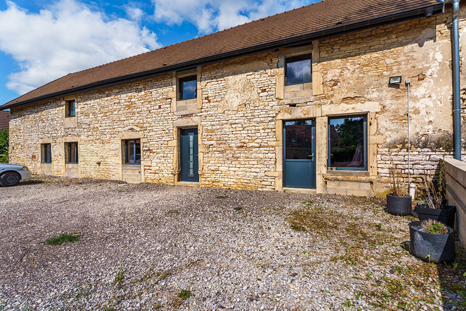 Grange de 1786 : cadre reposant au calme : terrain de 1 353 m2 de terrain : 100 m2 de pièce de vie : vaste garage