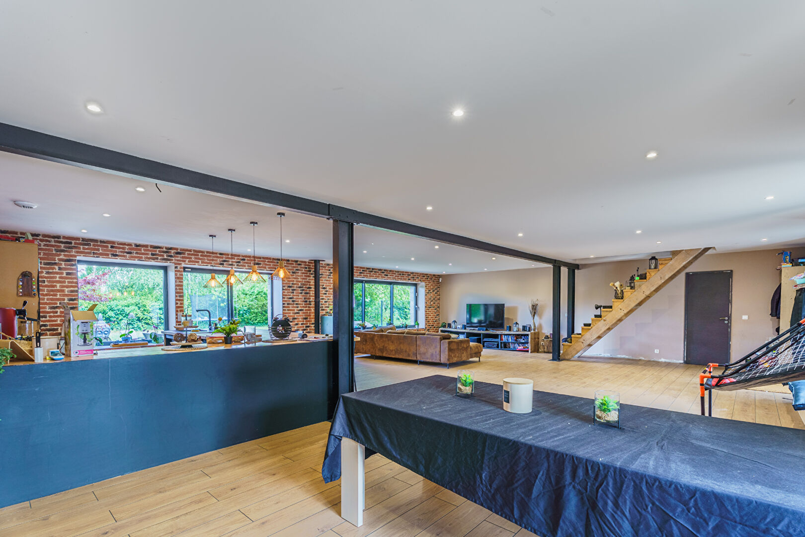 Photo Grange de 1786 : cadre reposant au calme : terrain de 1 353 m2 de terrain : 100 m2 de pièce de vie : vaste garage image 2/6