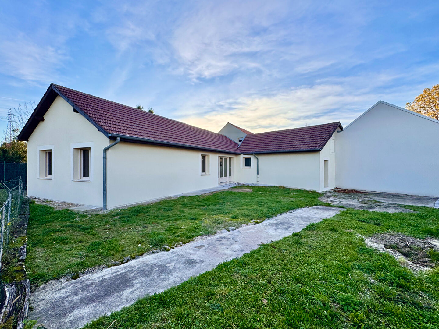 A rénover en habitation ou professionnel  : Maison ancienne avec jardin : Possibilité 4 chambres : Pièce de vie de 60 m2