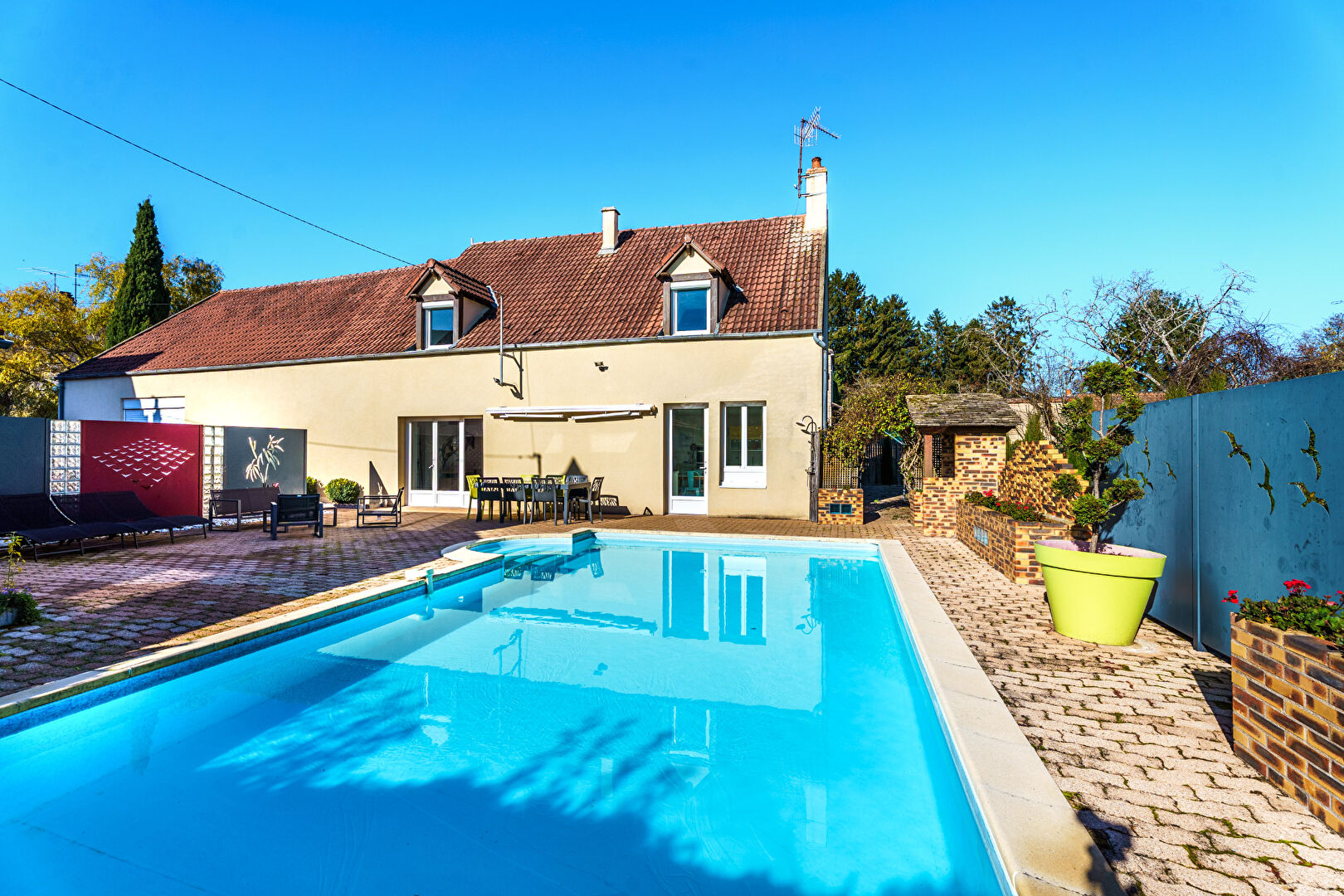 Maison confortable de 165 m2 habitables dont 1 dépendance de 61 m2 à rénover : 2 pièces de vie : 41 m2 de garage : piscine et terrasse de 95 m2