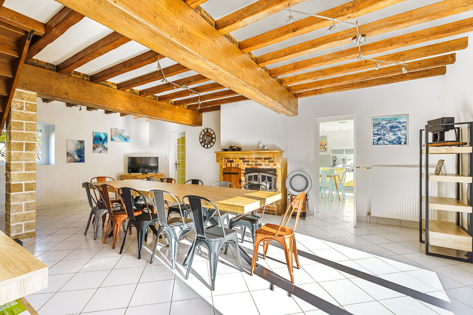 Photo Maison confortable de 165 m2 habitables dont 1 dépendance de 61 m2 à rénover : 2 pièces de vie : 41 m2 de garage : piscine et terrasse de 95 m2 image 2/6