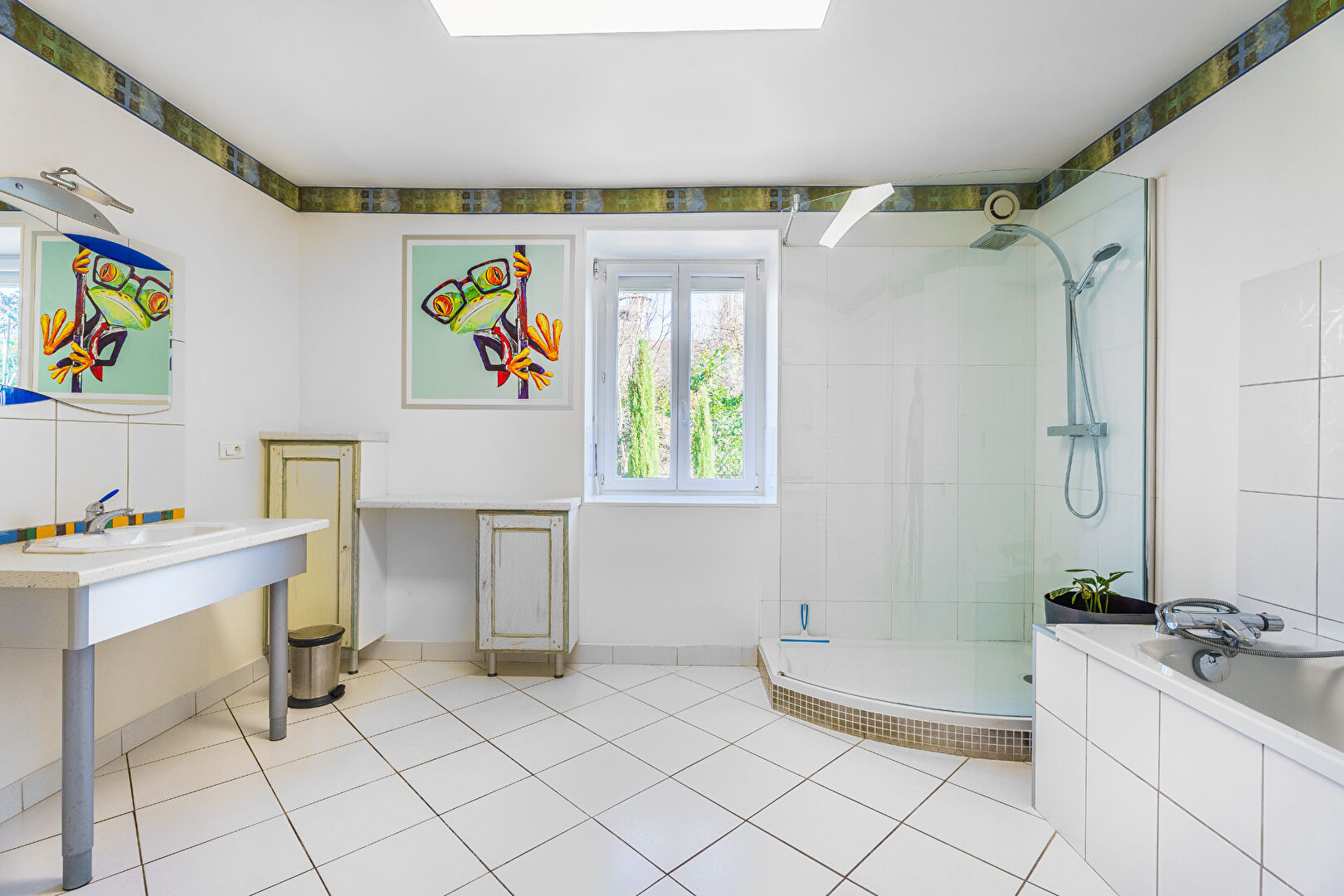 Photo Maison confortable de 165 m2 habitables dont 1 dépendance de 61 m2 à rénover : 2 pièces de vie : 41 m2 de garage : piscine et terrasse de 95 m2 image 5/6