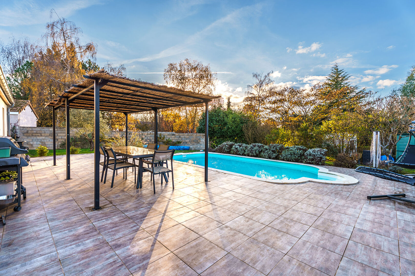 Maison familiale 4 chambres et de plain pied : 848 m2 de terrain clos avec piscine creusée : pièce de vie lumineuse