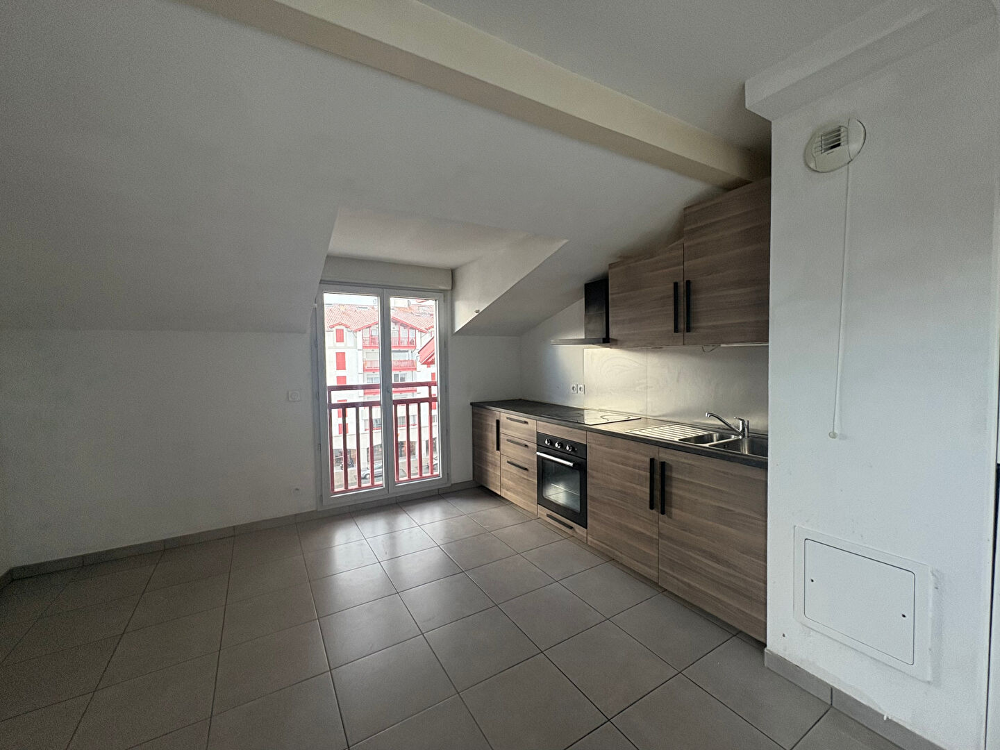 TROIS PIECES VIDE 70 m2 centre ville