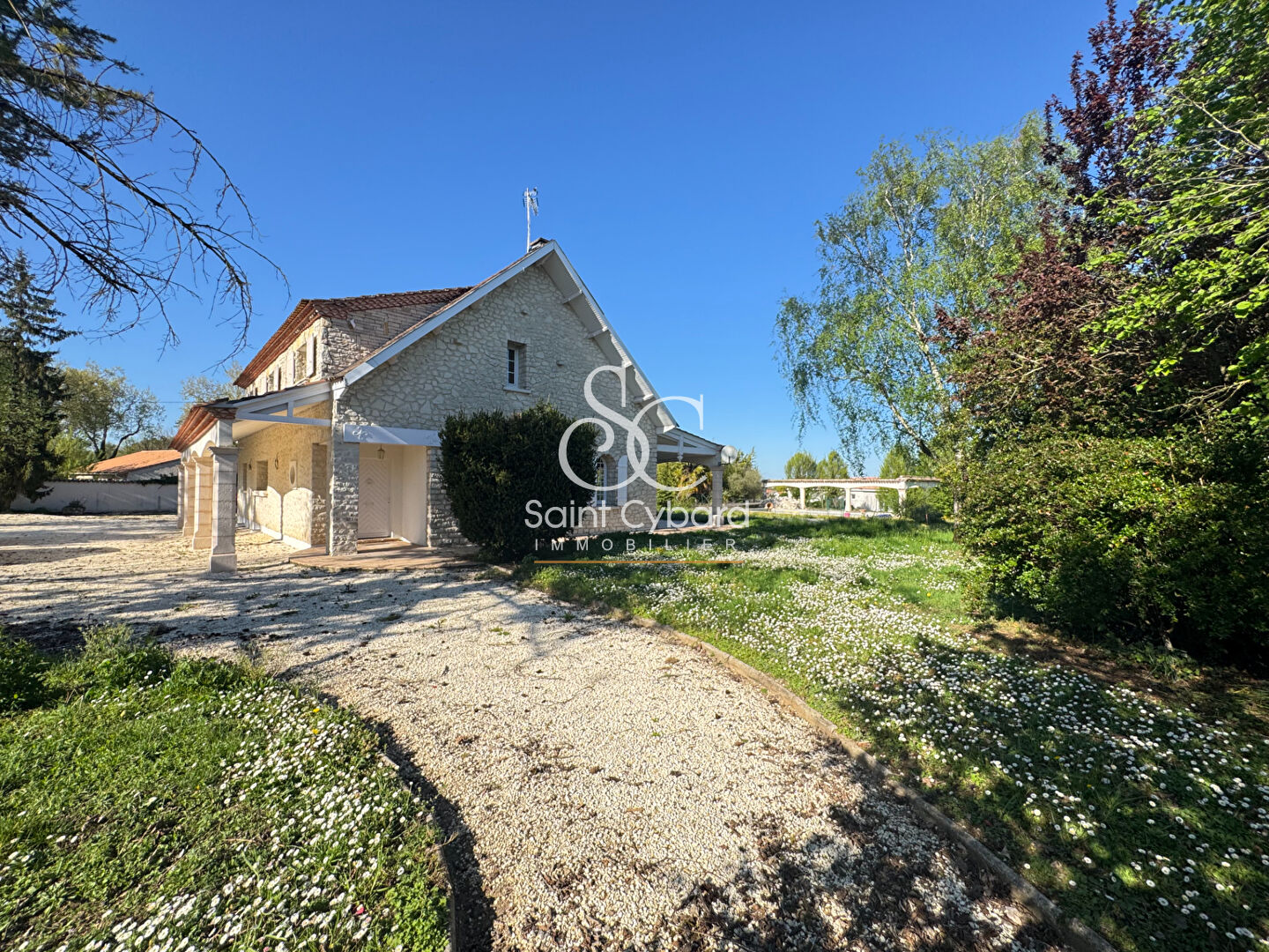 Roullet -  Belle maison  240 m² habitables environ