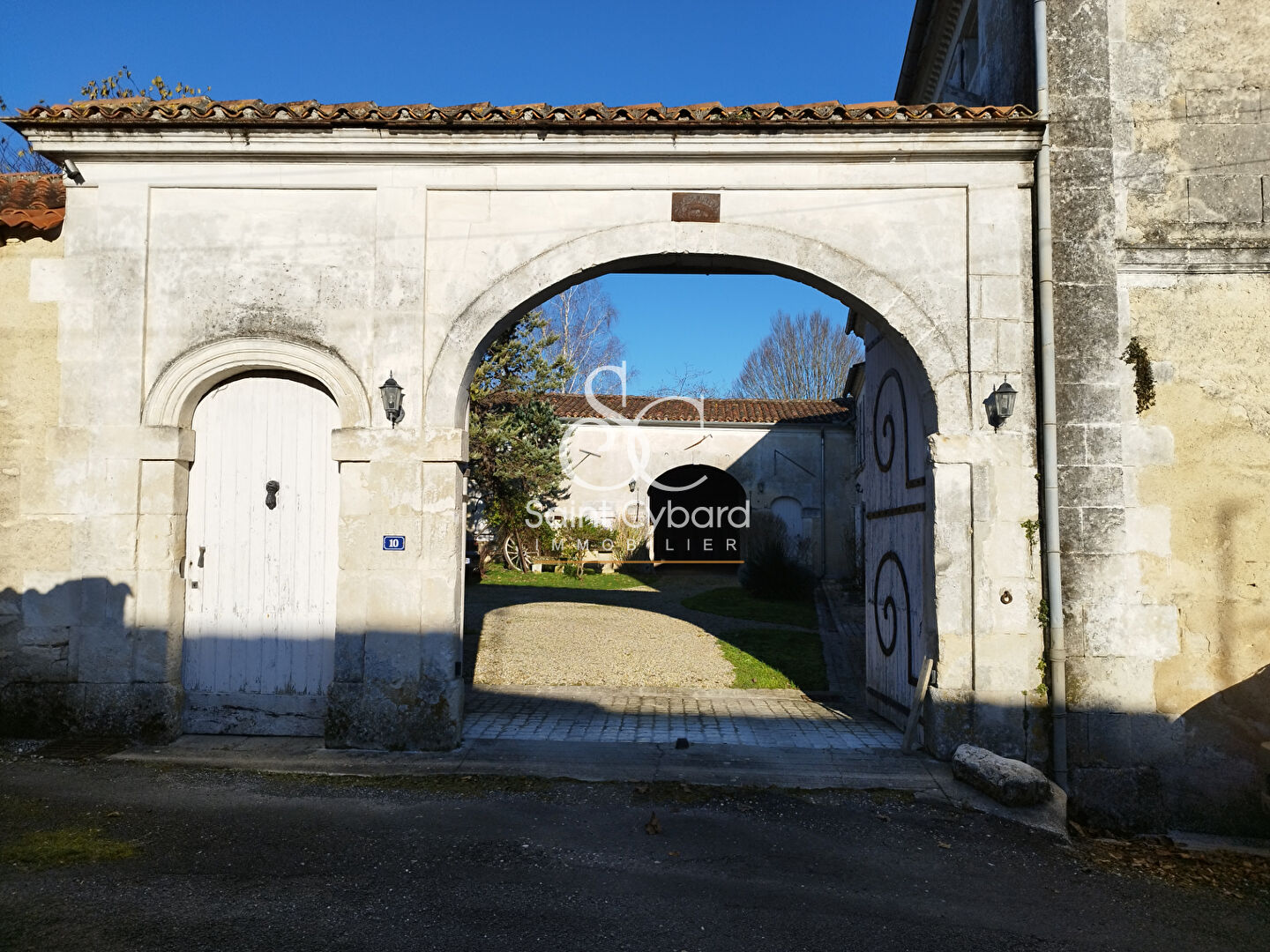 À vendre : Corps de ferme à Douzat - 7 pièces, 5 chambres