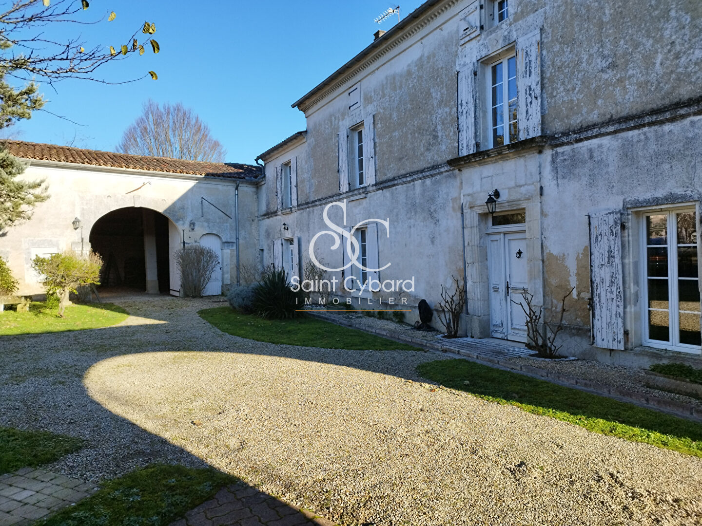 À vendre : Corps de ferme à Douzat - Référence 572