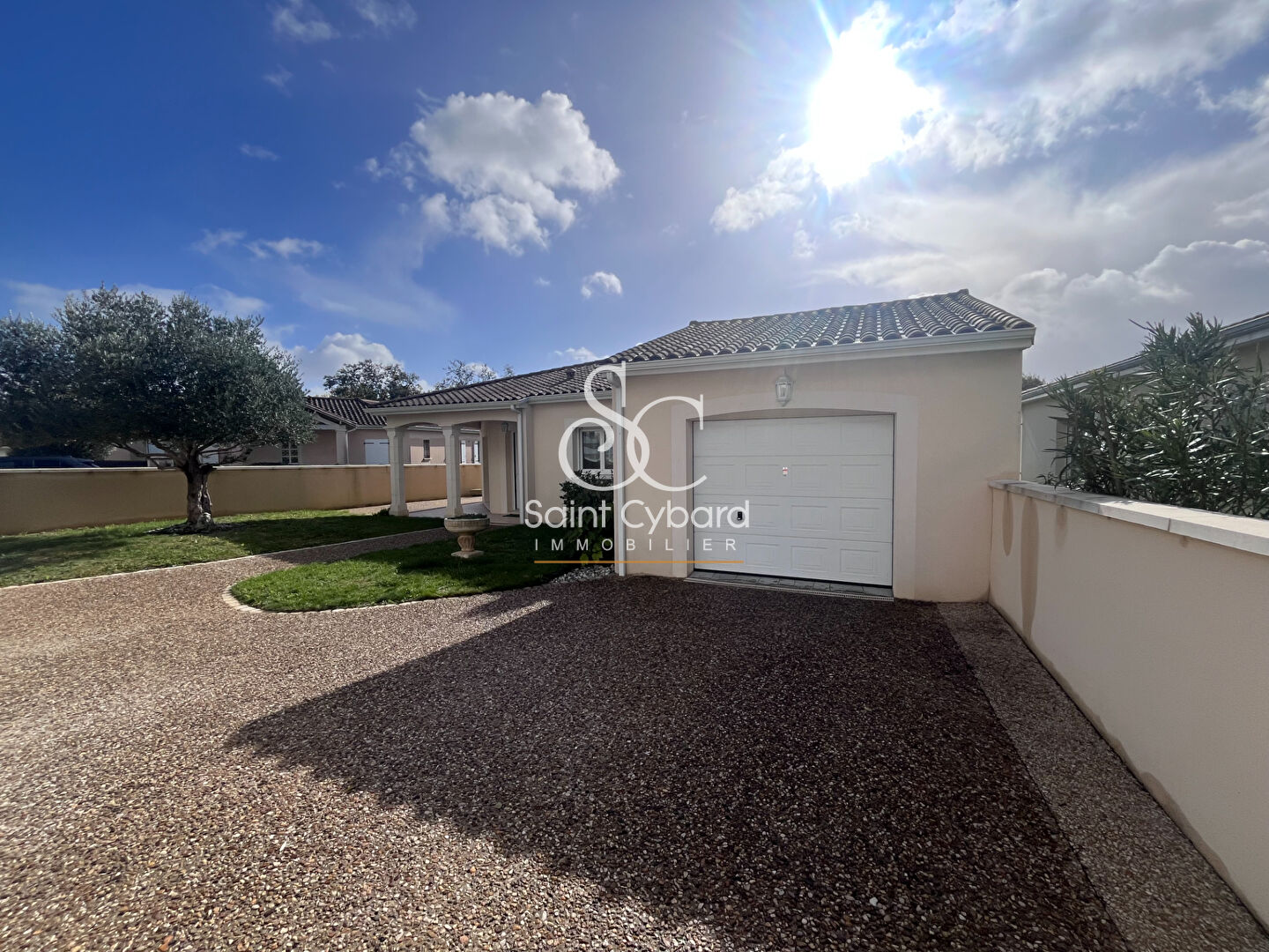 Photo Maison de plain pied à Vendre à La Couronne - 2 Chambres, 80 m² environ ! image 2/6