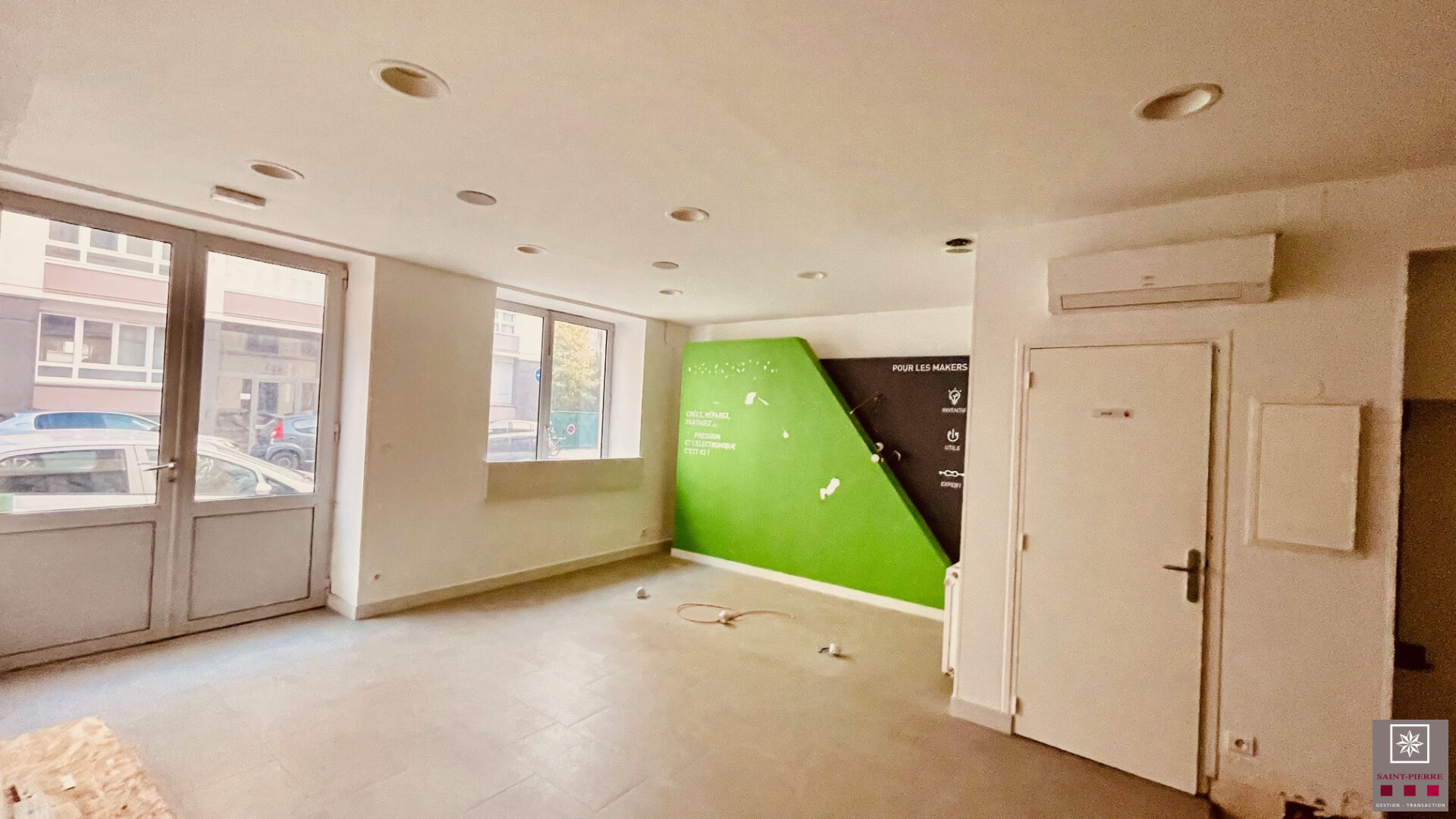 Local d'activité dans un environnement de salles de sport. Double entrée et parking privé.