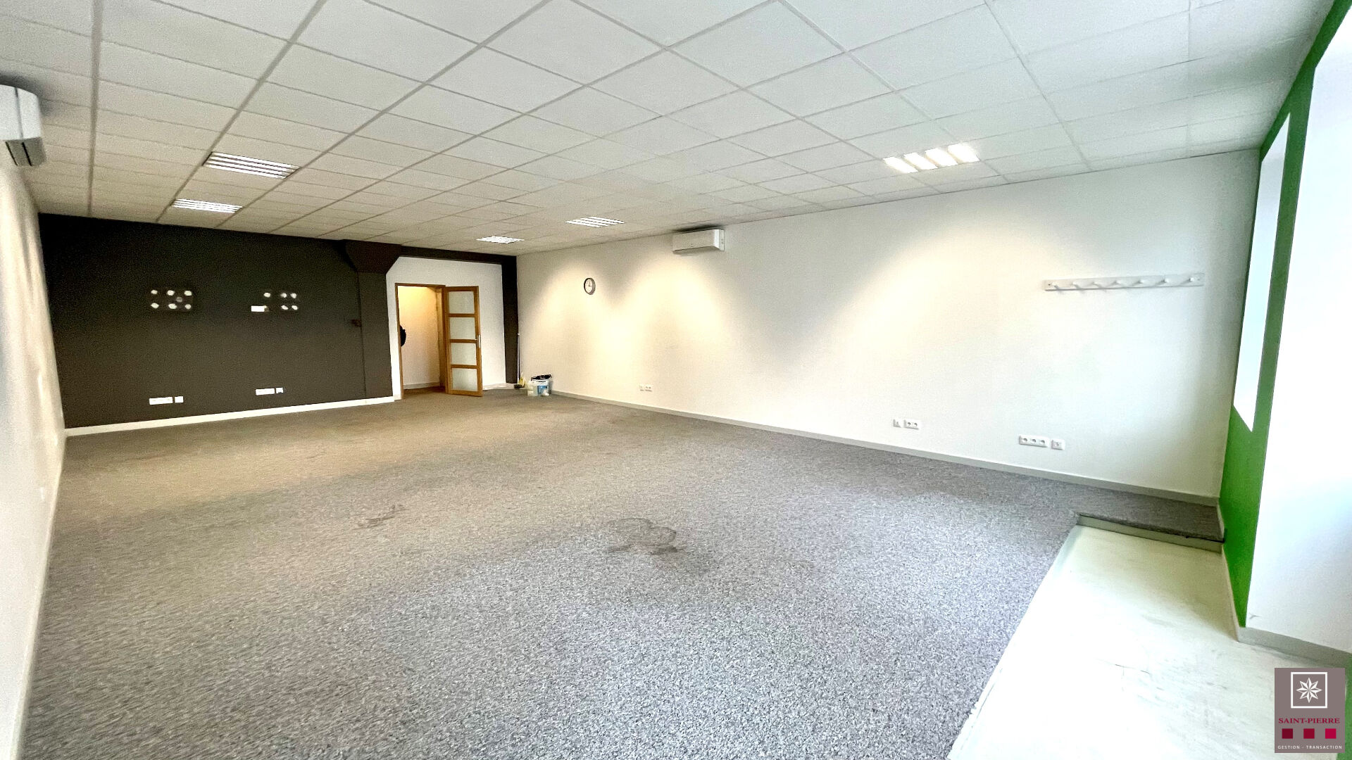 Photo Localux d'activité de 196 m² divisibles en 2 lots de 85 m² et 112 m² image 2/6