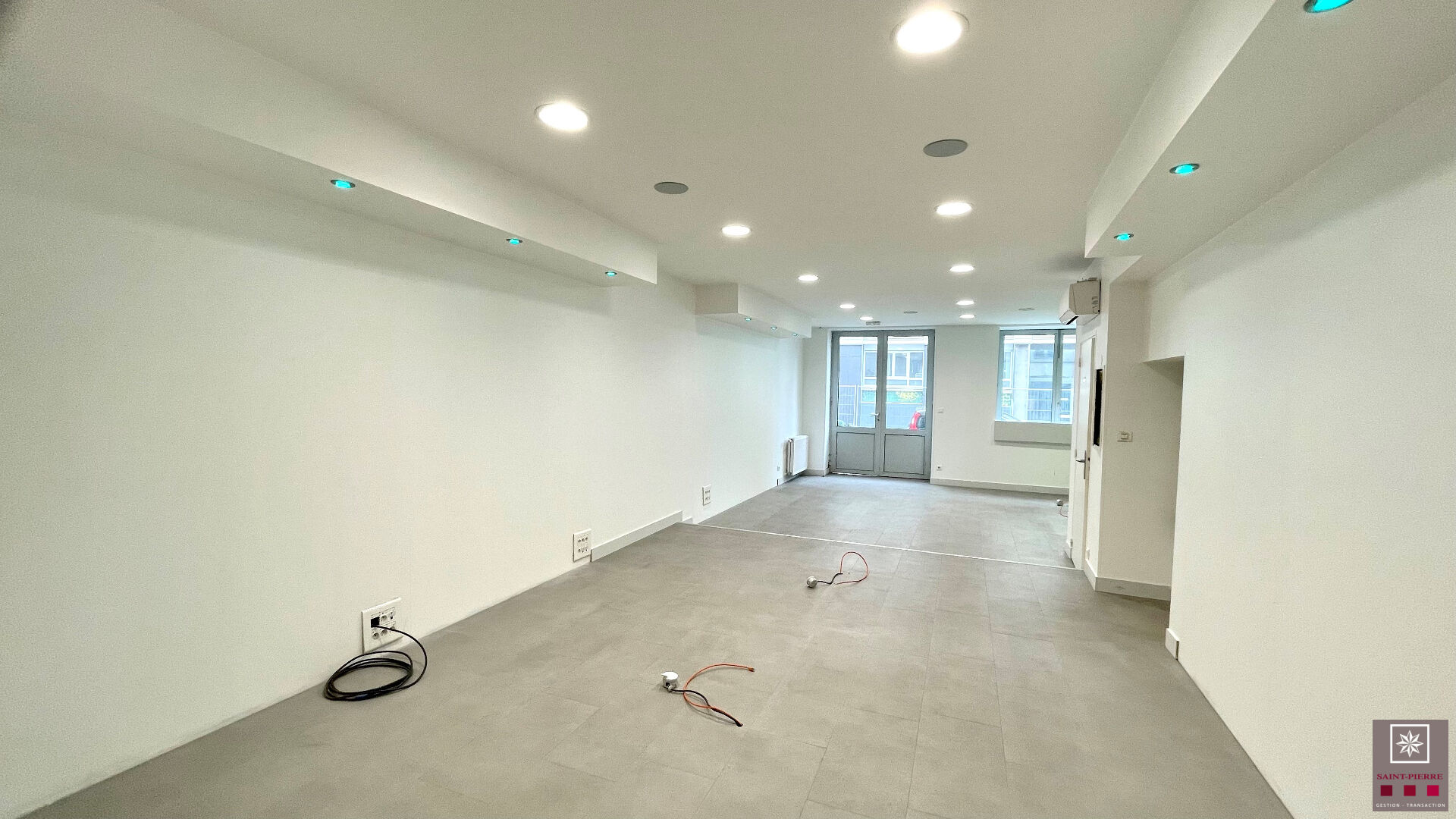 Photo Localux d'activité de 196 m² divisibles en 2 lots de 85 m² et 112 m² image 4/6