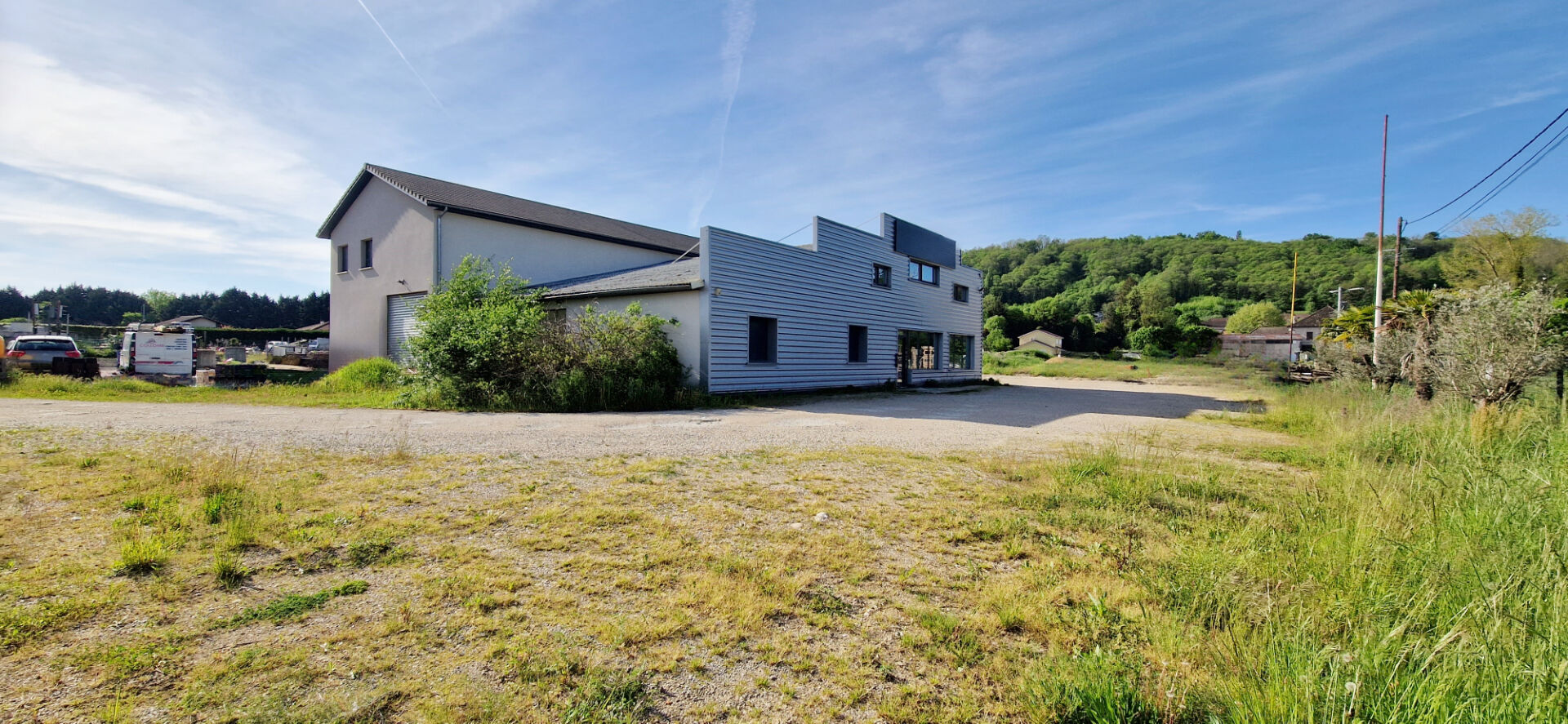 Photo Salagnon, ensemble immobilier comprenant 3 ateliers avec bureaux et deux appartements de type 3 image 2/6