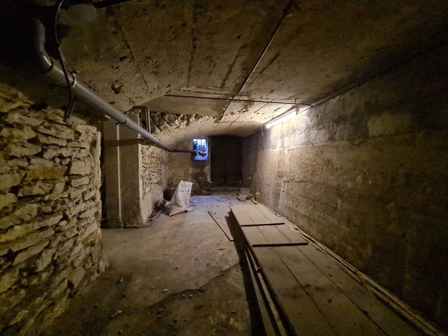 Photo Maison de village en pierres à rénover de 165 m2 habitable sur 3 niveaux avec combles aménageables de 55 m2 et ses deux caves voutées image 5/6