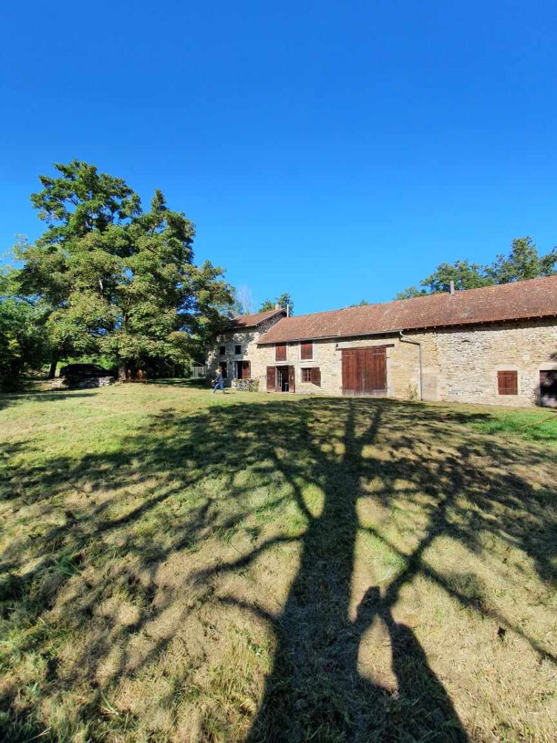 Photo Longère en pierres de 36 mètres de long à réhabiliter entièrement sur parc de 12377 m2 en partie constructible. image 2/6