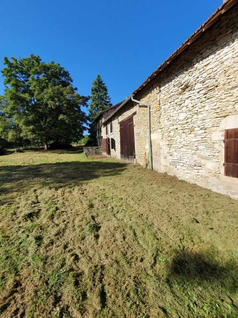 Photo Longère en pierres de 36 mètres de long à réhabiliter entièrement sur parc de 12377 m2 en partie constructible. image 6/6