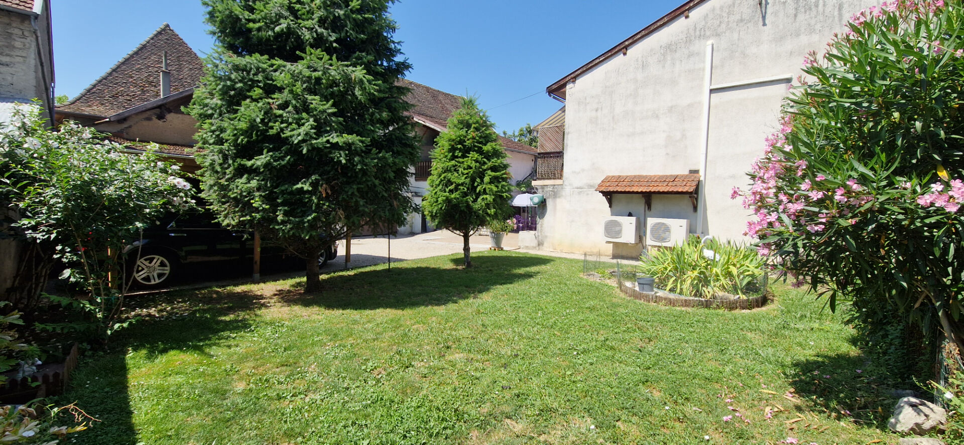 Photo Maison de ville 5 pièces de 109 m2 avec terrain de 466 m2 et de nombreuses dépendances image 3/6