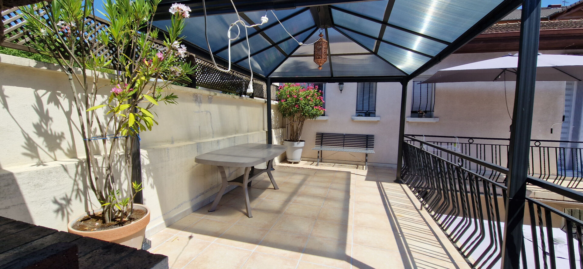 Photo Maison de ville 5 pièces de 109 m2 avec terrain de 466 m2 et de nombreuses dépendances image 4/6