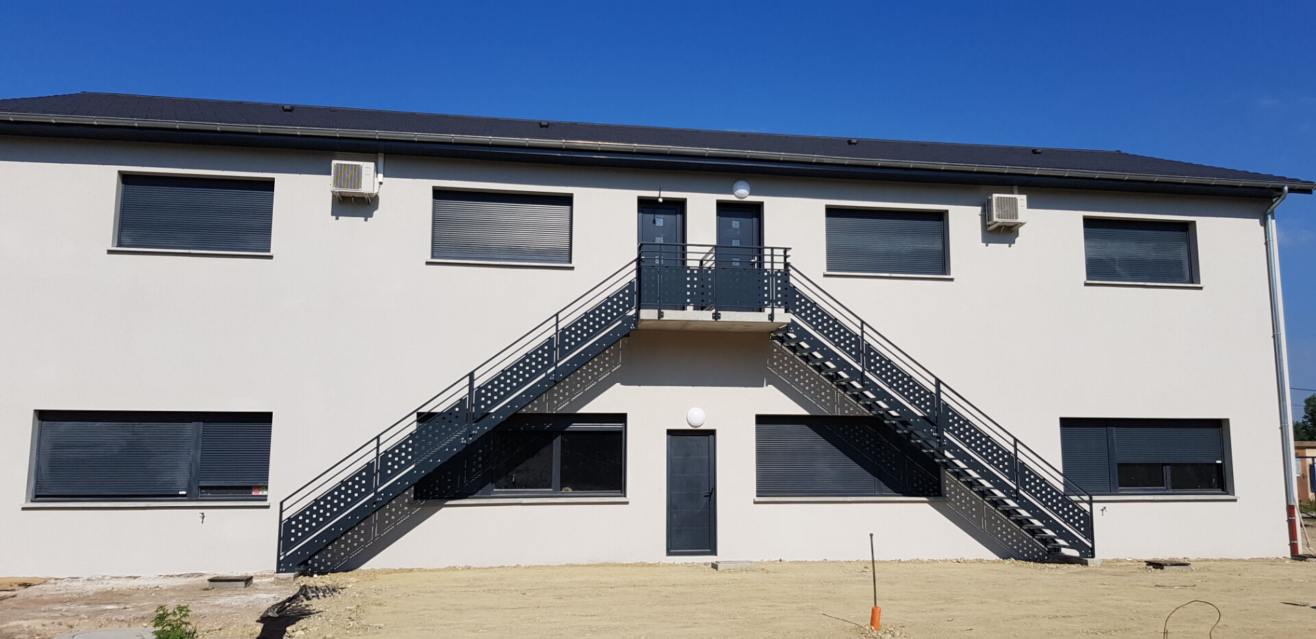 Photo Ensemble immobilier de deux entrepôts avec bureaux et deux appartements de type 3. image 2/6