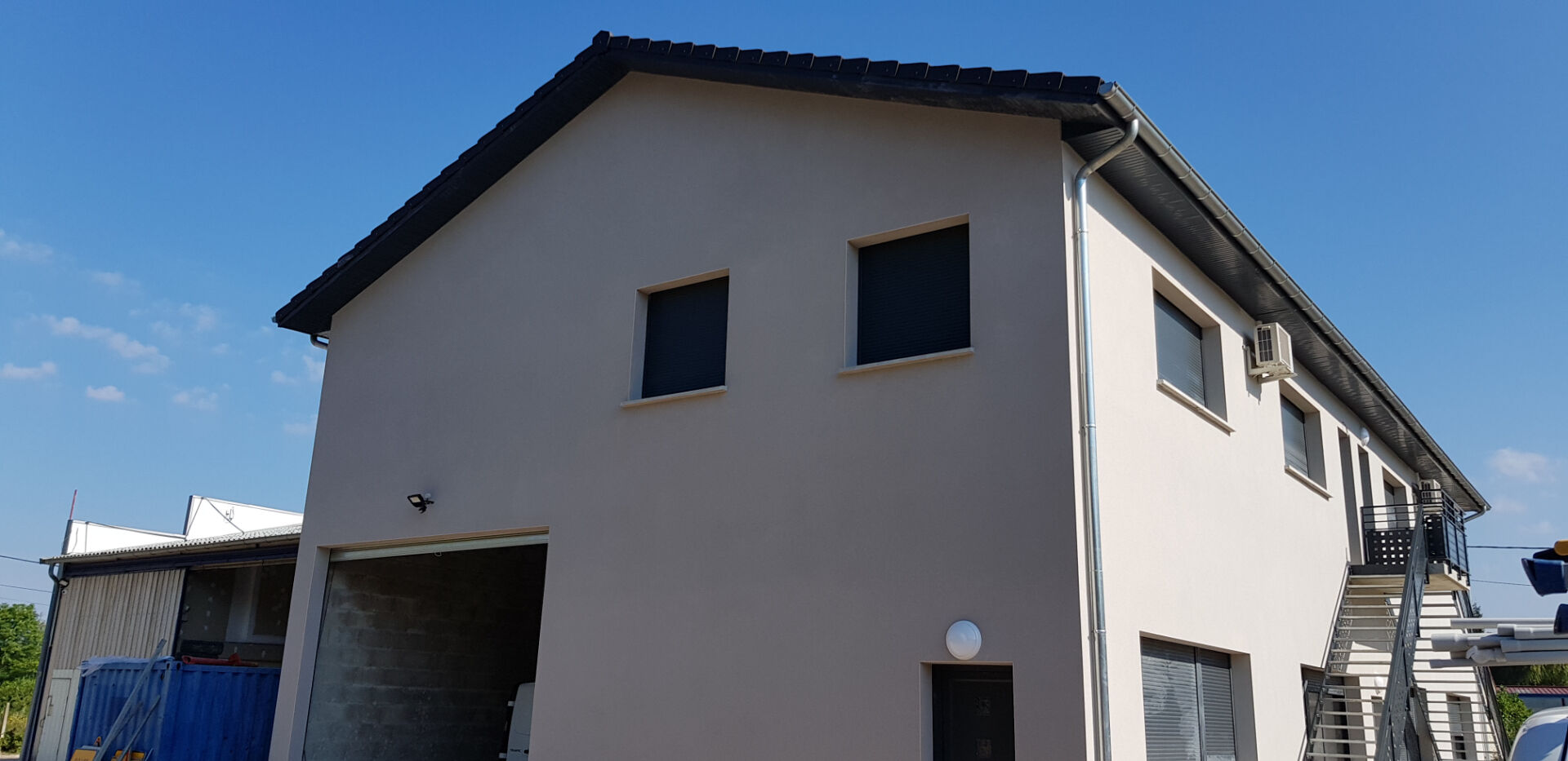 Photo Ensemble immobilier de deux entrepôts avec bureaux et deux appartements de type 3. image 3/6