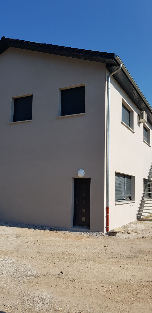 Photo Ensemble immobilier de deux entrepôts avec bureaux et deux appartements de type 3. image 4/6