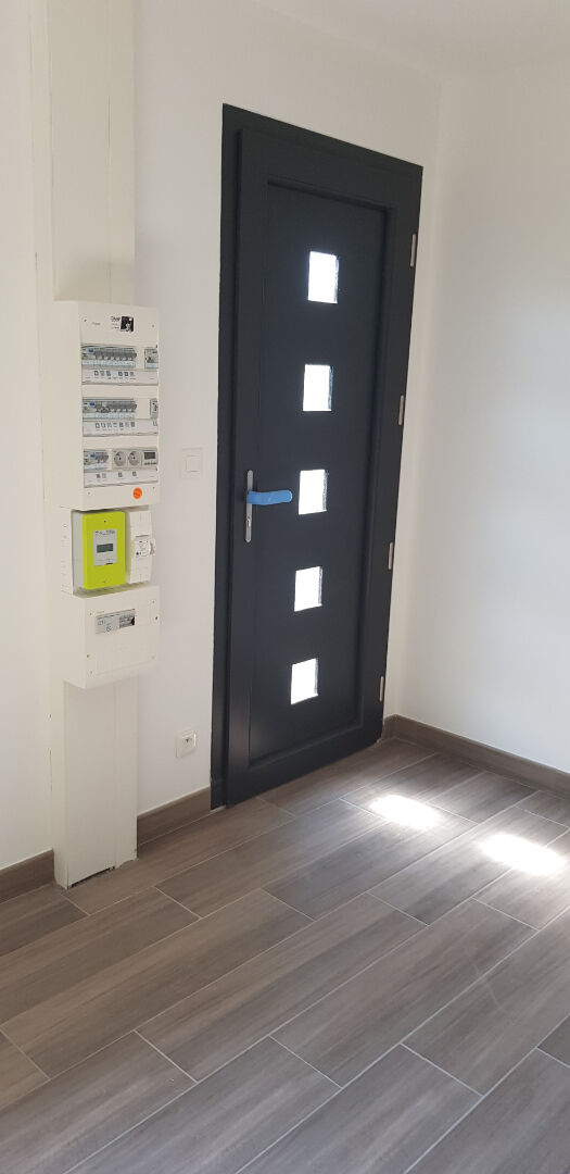 Photo Ensemble immobilier de deux entrepôts avec bureaux et deux appartements de type 3. image 5/6