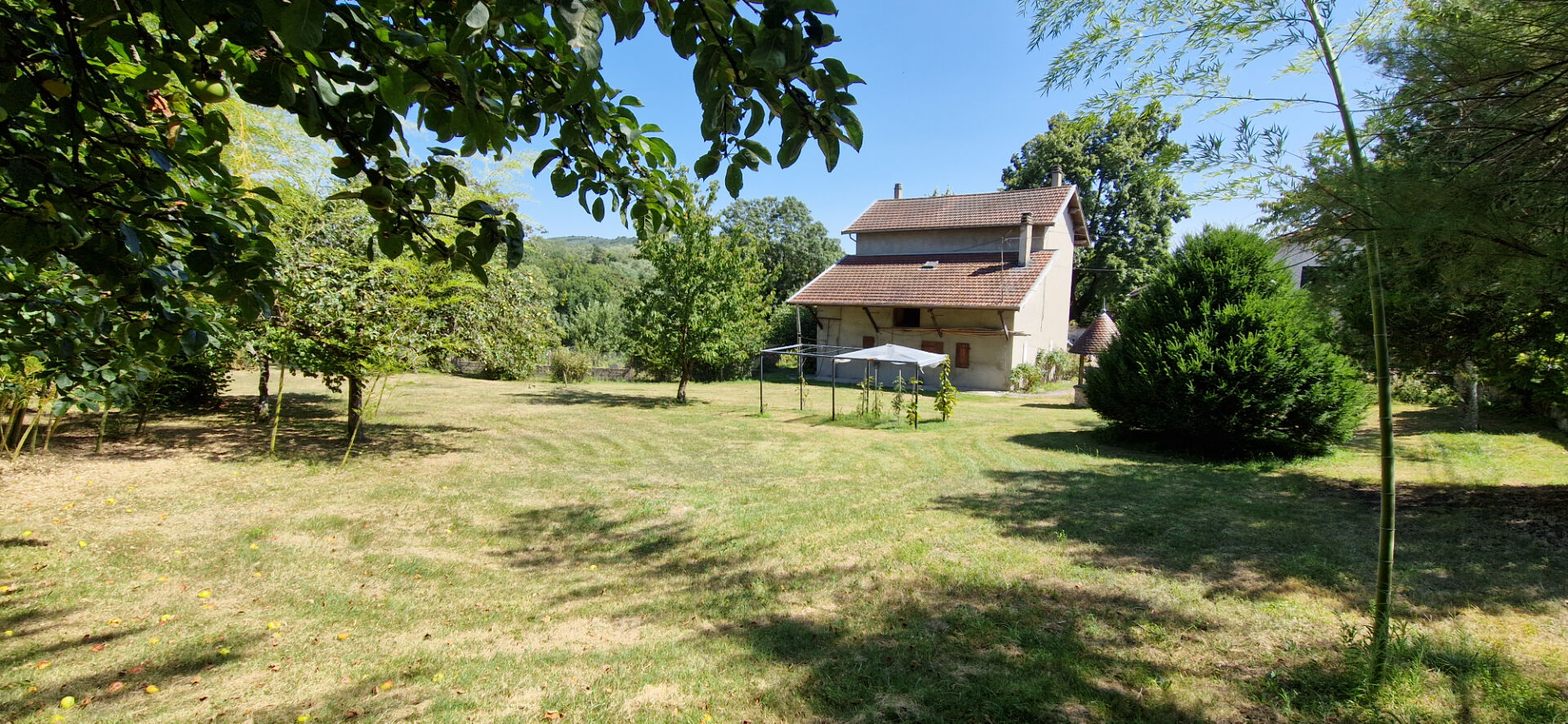 Photo Fermette 6 pièce(s) 138 m2 habitables et ses dépendances sur un terrain de 2943 m2 au calme. image 2/6