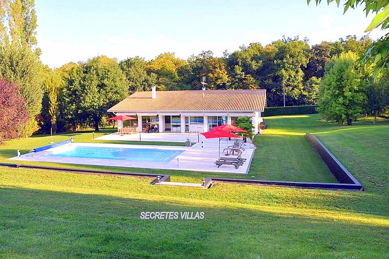 BOULIAC 3MN SUPERBE VILLA AVEC PISCINE SUR TERRAIN 7000M2