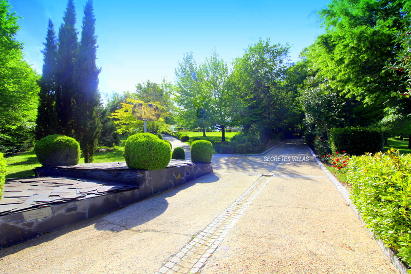 Photo POMPIGNAC PROPRIETE 540M2 BATI 302M2 HABITABLE PARC 2,3HA image 2/6