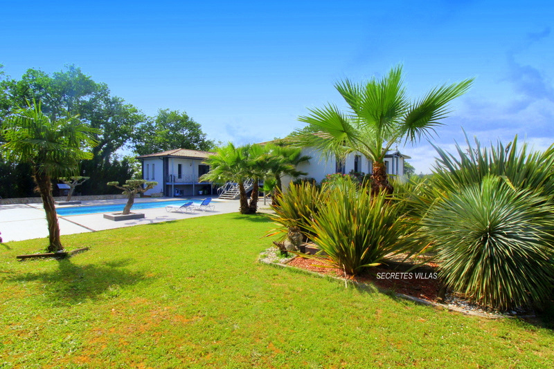 LATRESNE VILLA CONTEMPORAINE 300M2 SUR 2502M2 AVEC PISCINE