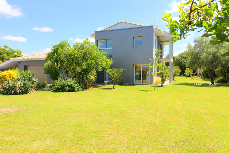  HAUT LATRESNE  BELLE VILLA MODERNE 192M2 SUR TERRAIN 2521M2