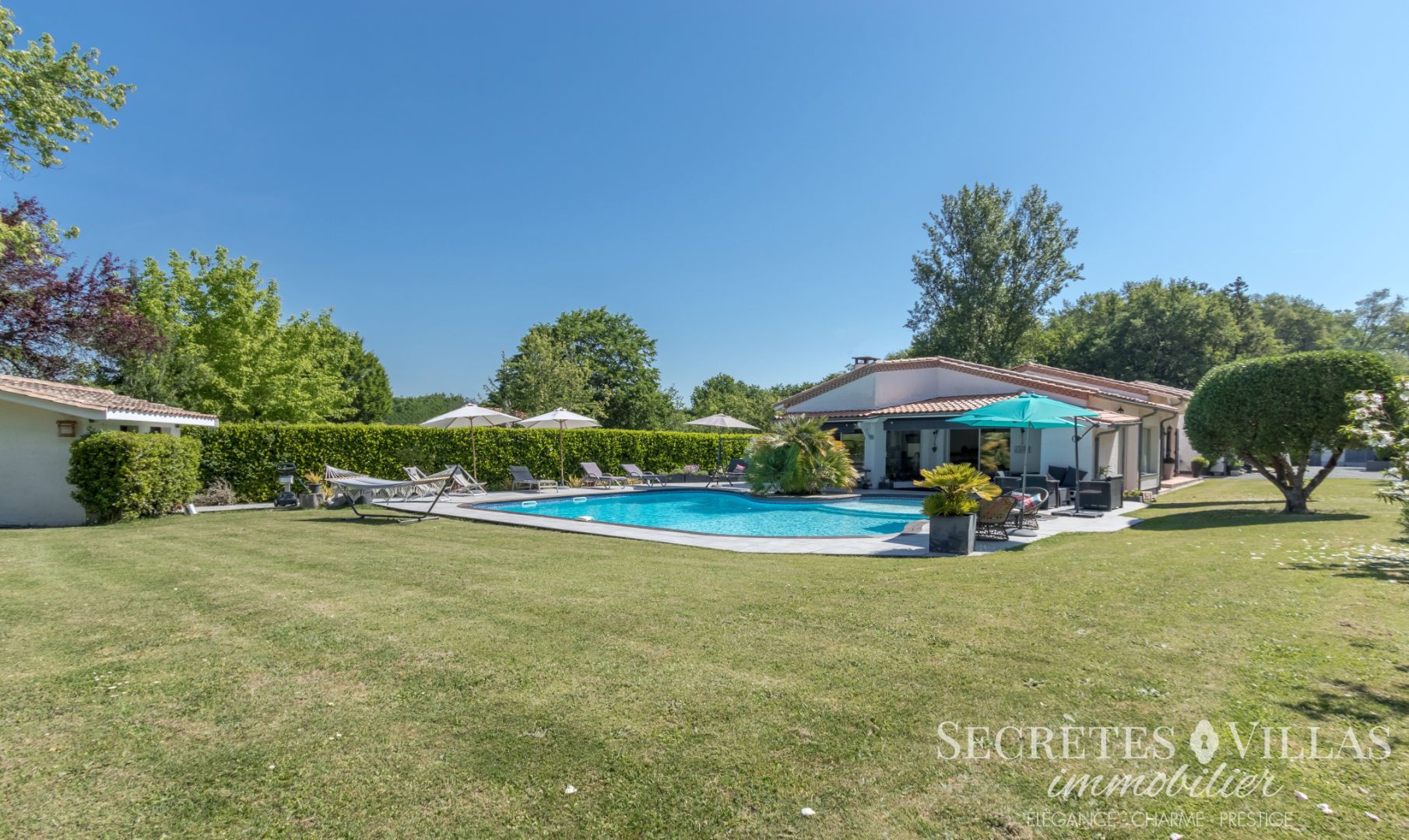 FARGUES ST H. VILLA DE CHARME 266M2 ET DEPENDANCE SUR 3200M2