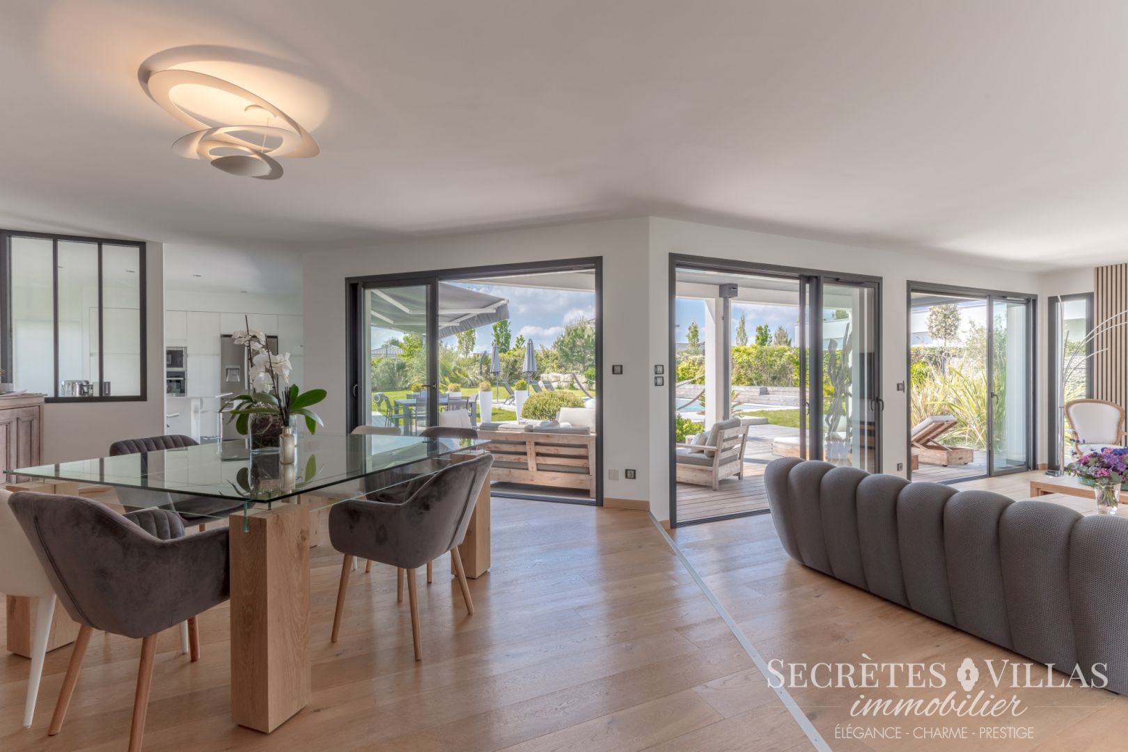 Photo HAUT BOULIAC SUPERBE  VILLA CONTEMPORAINE 254M2 SUR 1992M2 image 6/6