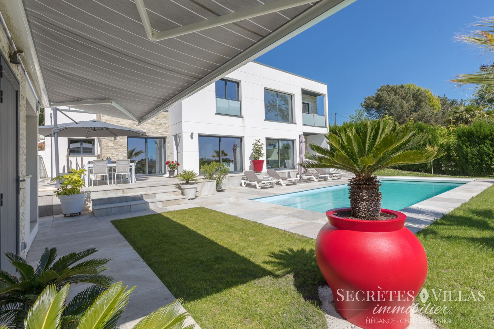 BOULIAC SUPERBE VILLA CONTEMPORAINE 278M2 AVEC VUE