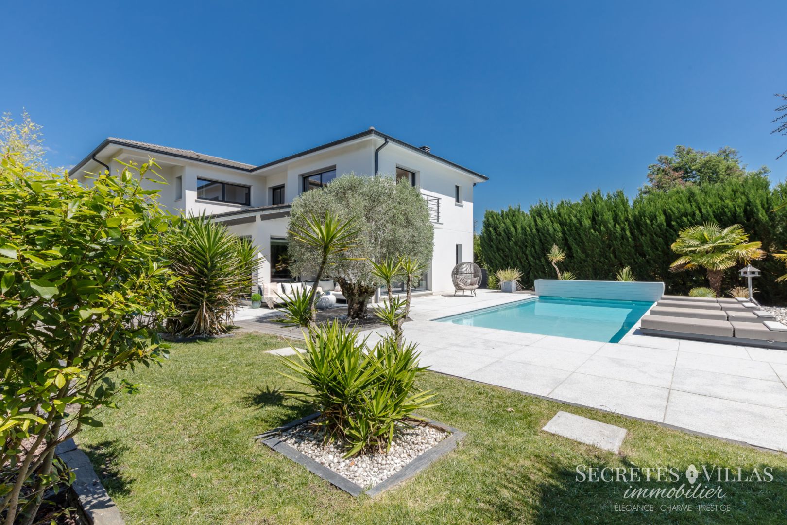 BOULIAC SUPERBE VILLA CONTEMPORAINE HAUT DE GAMME 260M2