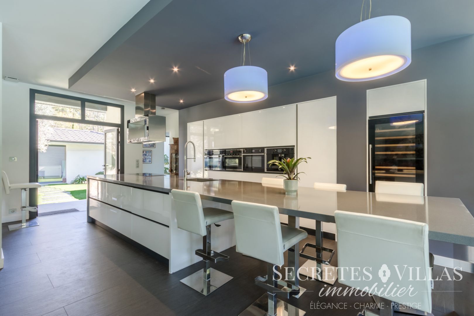 Photo CAMBLANES ET MEYNAC BELLE VILLA CONTEMPORAINE 405M2 VUE BOIS image 2/6